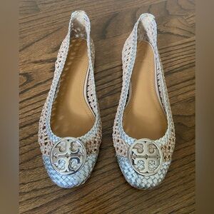 Tory Burch Chelsea taupe silver woven leather flats size 7 excellent condition